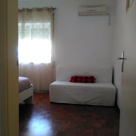 Simoes De Castro Flat *